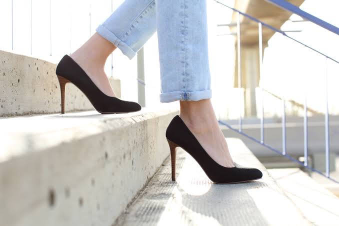 Read more about the article The Grecian Bend was stupid, but no. Heels are still stupider.