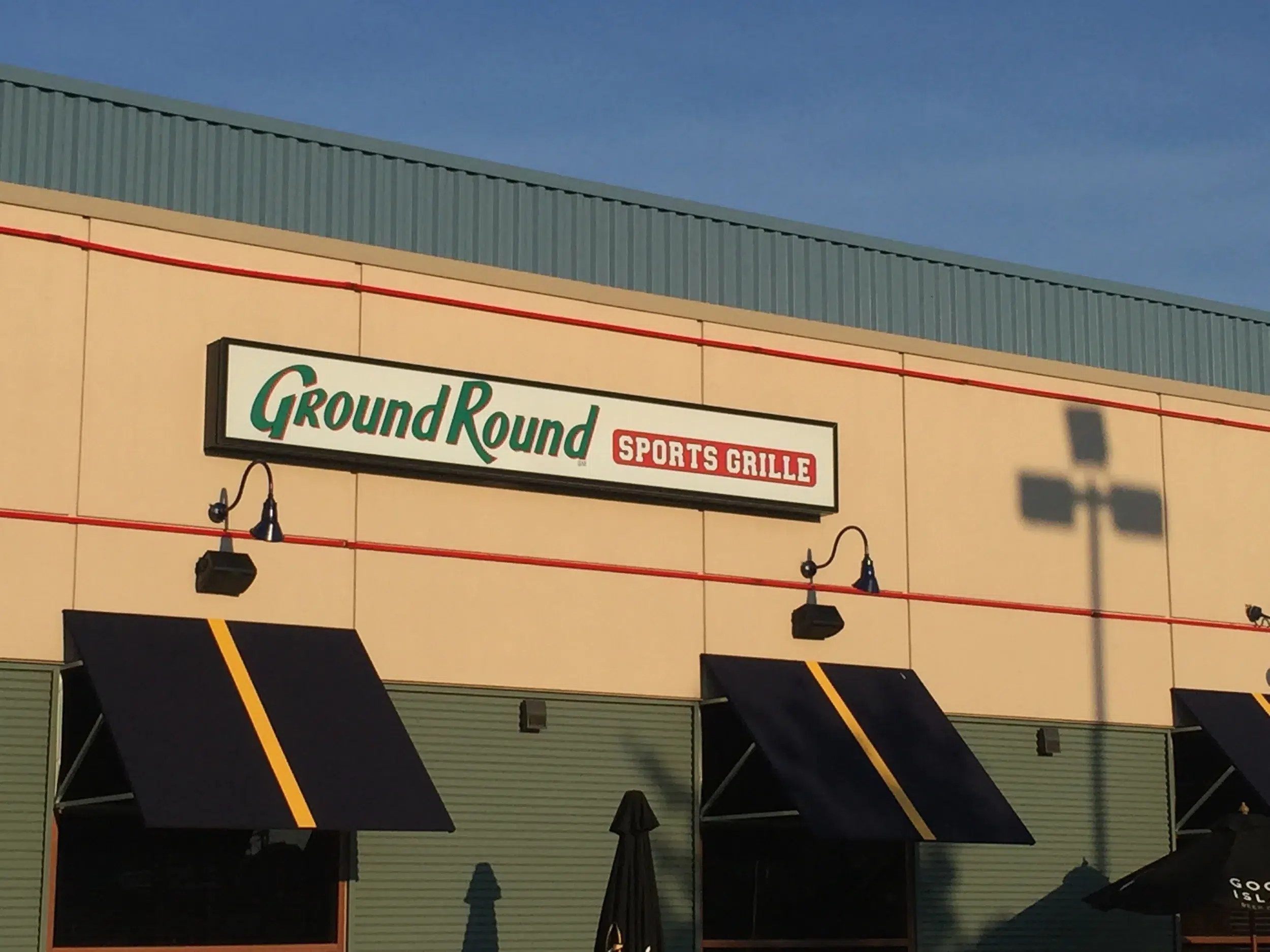 Read more about the article The Ground Round still exists. Apparently for the hipster cocktail crowd.